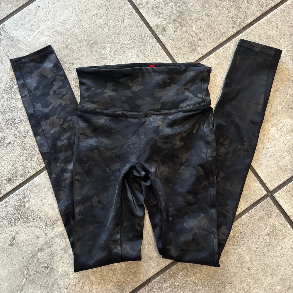 Women’s Spanx Black Camouflage Faux Leather Leggings Size XS